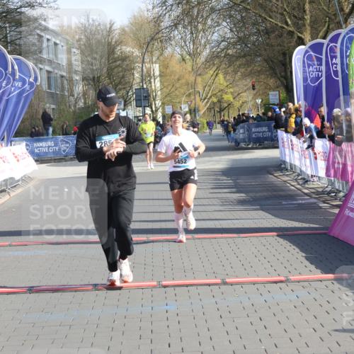 12.04.2026 - 45. Internationalen Wilhelmsburger Insellauf Strokosch-Dieckow http://msf.ph/oto/9453732 12.04.2026 10:28:41 Ziel 2022, 4068, 4294, 2851, 5452 meine-sportfotos.de