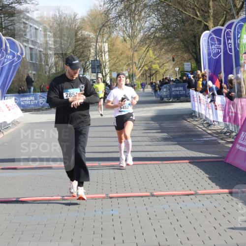 12.04.2026 - 45. Internationalen Wilhelmsburger Insellauf Strokosch-Dieckow http://msf.ph/oto/9453738 12.04.2026 10:28:41 Ziel 2022, 4068, 4294, 2851, 5452 meine-sportfotos.de