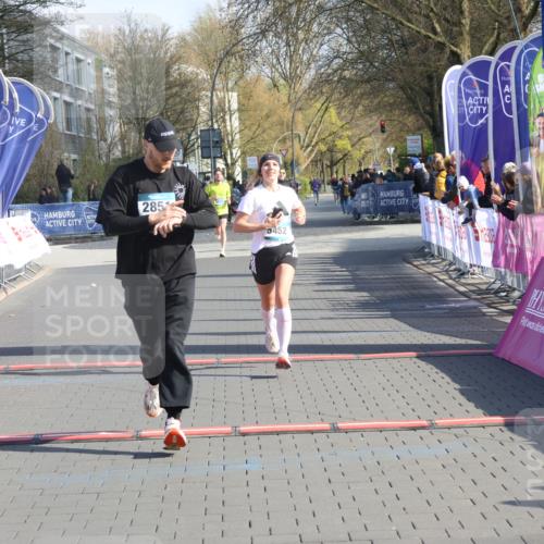 12.04.2026 - 45. Internationalen Wilhelmsburger Insellauf Strokosch-Dieckow http://msf.ph/oto/9453743 12.04.2026 10:28:41 Ziel 2022, 4068, 4294, 2851, 5452 meine-sportfotos.de