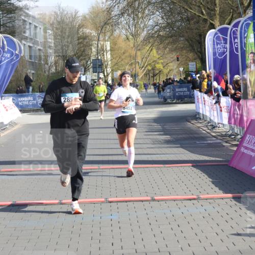 12.04.2026 - 45. Internationalen Wilhelmsburger Insellauf Strokosch-Dieckow http://msf.ph/oto/9453748 12.04.2026 10:28:41 Ziel 2022, 4068, 4294, 2851, 5452 meine-sportfotos.de