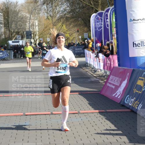 12.04.2026 - 45. Internationalen Wilhelmsburger Insellauf Strokosch-Dieckow http://msf.ph/oto/9453758 12.04.2026 10:28:43 Ziel 2851, 5452, 4995 meine-sportfotos.de