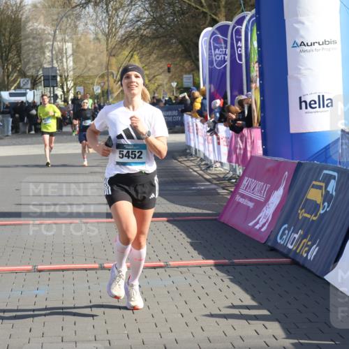 12.04.2026 - 45. Internationalen Wilhelmsburger Insellauf Strokosch-Dieckow http://msf.ph/oto/9453768 12.04.2026 10:28:43 Ziel 2851, 5452, 4995 meine-sportfotos.de