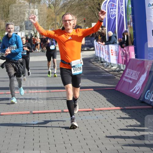 12.04.2026 - 45. Internationalen Wilhelmsburger Insellauf Strokosch-Dieckow http://msf.ph/oto/9453773 12.04.2026 10:40:49 Ziel 3144, 5606, 3702, 4907, 2525, 3677, 2379 meine-sportfotos.de