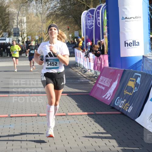 12.04.2026 - 45. Internationalen Wilhelmsburger Insellauf Strokosch-Dieckow http://msf.ph/oto/9453775 12.04.2026 10:28:43 Ziel 2851, 5452, 4995 meine-sportfotos.de