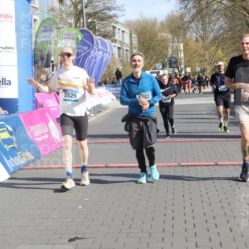 12.04.2026 - 45. Internationalen Wilhelmsburger Insellauf Strokosch-Dieckow http://msf.ph/oto/9453811 12.04.2026 10:40:50 Ziel 5606, 3702, 4907, 2525, 3677, 2379 meine-sportfotos.de
