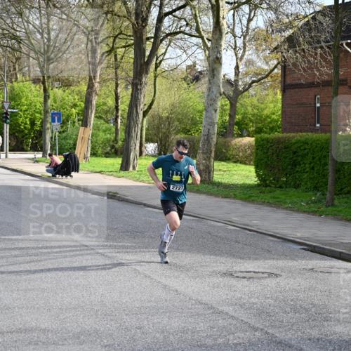 12.04.2026 - 45. Internationalen Wilhelmsburger Insellauf J. Mangold http://msf.ph/oto/9453819 12.04.2026 10:14:52 Ziel 4002, 2727, 2177 meine-sportfotos.de