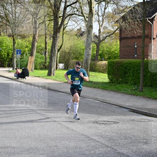 12.04.2026 - 45. Internationalen Wilhelmsburger Insellauf J. Mangold http://msf.ph/oto/9453823 12.04.2026 10:14:52 Ziel 4002, 2727, 2177 meine-sportfotos.de