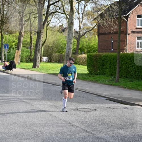 12.04.2026 - 45. Internationalen Wilhelmsburger Insellauf J. Mangold http://msf.ph/oto/9453826 12.04.2026 10:14:52 Ziel 4002, 2727, 2177 meine-sportfotos.de