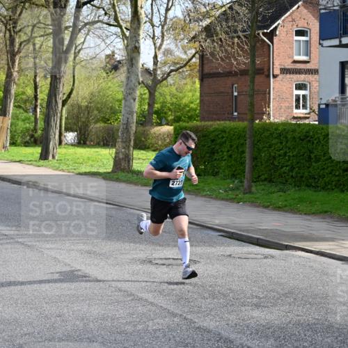 12.04.2026 - 45. Internationalen Wilhelmsburger Insellauf J. Mangold http://msf.ph/oto/9453834 12.04.2026 10:14:53 Ziel 4002, 2727, 2177 meine-sportfotos.de