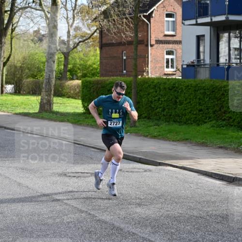 12.04.2026 - 45. Internationalen Wilhelmsburger Insellauf J. Mangold http://msf.ph/oto/9453841 12.04.2026 10:14:53 Ziel 4002, 2727, 2177 meine-sportfotos.de