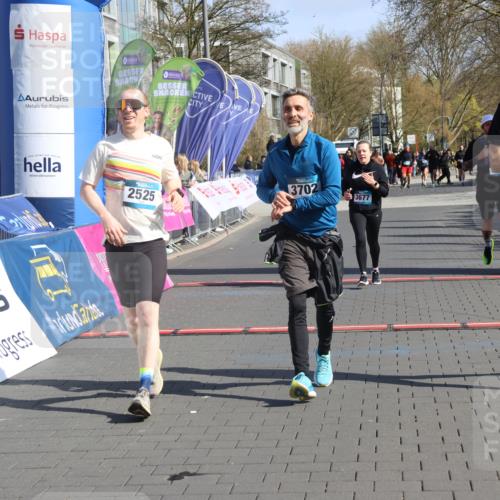 12.04.2026 - 45. Internationalen Wilhelmsburger Insellauf Strokosch-Dieckow http://msf.ph/oto/9453842 12.04.2026 10:40:51 Ziel 5606, 3702, 4907, 2525, 3677, 2379 meine-sportfotos.de