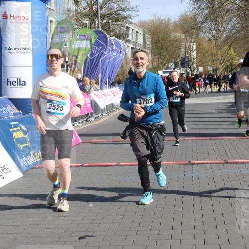 12.04.2026 - 45. Internationalen Wilhelmsburger Insellauf Strokosch-Dieckow http://msf.ph/oto/9453852 12.04.2026 10:40:51 Ziel 5606, 3702, 4907, 2525, 3677, 2379 meine-sportfotos.de