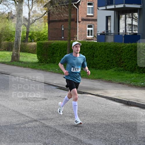 12.04.2026 - 45. Internationalen Wilhelmsburger Insellauf J. Mangold http://msf.ph/oto/9453854 12.04.2026 10:15:18 Ziel 2177, 2281, 5302, 2970 meine-sportfotos.de