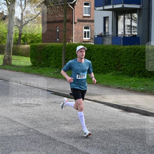 12.04.2026 - 45. Internationalen Wilhelmsburger Insellauf J. Mangold http://msf.ph/oto/9453857 12.04.2026 10:15:18 Ziel 2177, 2281, 5302, 2970 meine-sportfotos.de