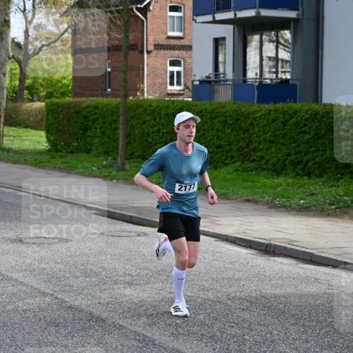 12.04.2026 - 45. Internationalen Wilhelmsburger Insellauf J. Mangold http://msf.ph/oto/9453859 12.04.2026 10:15:18 Ziel 2177, 2281, 5302, 2970 meine-sportfotos.de