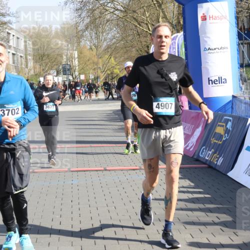 12.04.2026 - 45. Internationalen Wilhelmsburger Insellauf Strokosch-Dieckow http://msf.ph/oto/9453867 12.04.2026 10:40:52 Ziel 5606, 3702, 4907, 2525, 3677, 2379 meine-sportfotos.de