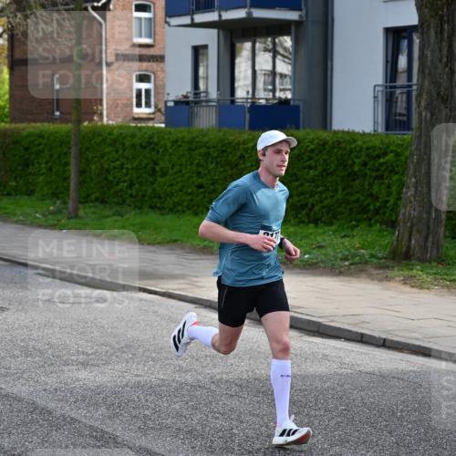 12.04.2026 - 45. Internationalen Wilhelmsburger Insellauf J. Mangold http://msf.ph/oto/9453868 12.04.2026 10:15:18 Ziel 2177, 2281, 5302, 2970 meine-sportfotos.de