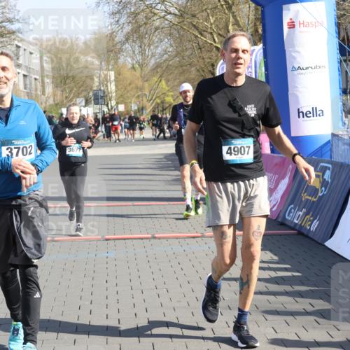 12.04.2026 - 45. Internationalen Wilhelmsburger Insellauf Strokosch-Dieckow http://msf.ph/oto/9453872 12.04.2026 10:40:52 Ziel 5606, 3702, 4907, 2525, 3677, 2379 meine-sportfotos.de