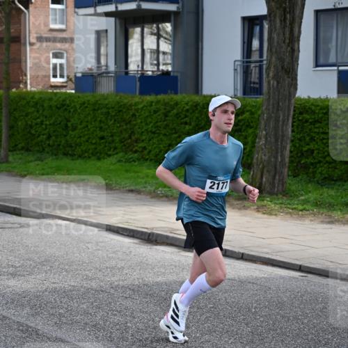 12.04.2026 - 45. Internationalen Wilhelmsburger Insellauf J. Mangold http://msf.ph/oto/9453873 12.04.2026 10:15:18 Ziel 2177, 2281, 5302, 2970 meine-sportfotos.de