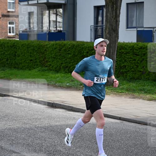 12.04.2026 - 45. Internationalen Wilhelmsburger Insellauf J. Mangold http://msf.ph/oto/9453874 12.04.2026 10:15:18 Ziel 2177, 2281, 5302, 2970 meine-sportfotos.de