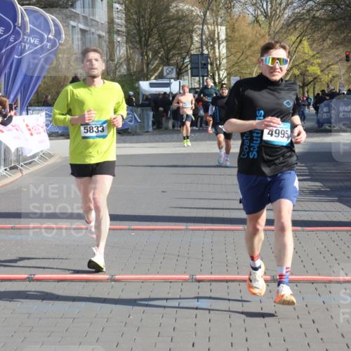 12.04.2026 - 45. Internationalen Wilhelmsburger Insellauf Strokosch-Dieckow http://msf.ph/oto/9453876 12.04.2026 10:28:48 Ziel 4995, 5833 meine-sportfotos.de