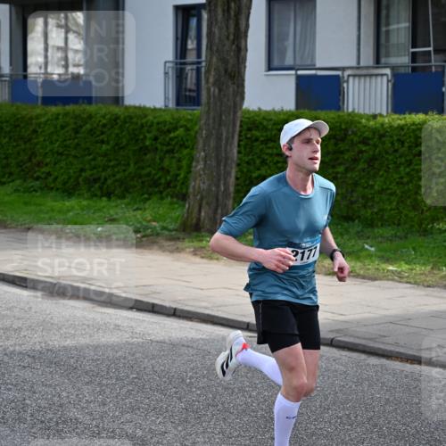 12.04.2026 - 45. Internationalen Wilhelmsburger Insellauf J. Mangold http://msf.ph/oto/9453880 12.04.2026 10:15:19 Ziel 2177, 2281, 5302, 2970, 2405 meine-sportfotos.de