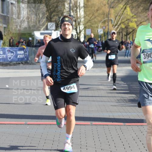 12.04.2026 - 45. Internationalen Wilhelmsburger Insellauf Strokosch-Dieckow http://msf.ph/oto/9453914 12.04.2026 10:28:53 Ziel 3904, 4994, 4831 meine-sportfotos.de