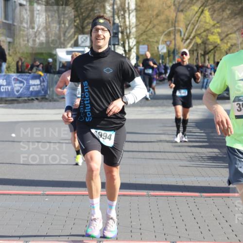 12.04.2026 - 45. Internationalen Wilhelmsburger Insellauf Strokosch-Dieckow http://msf.ph/oto/9453923 12.04.2026 10:28:53 Ziel 3904, 4994, 4831 meine-sportfotos.de