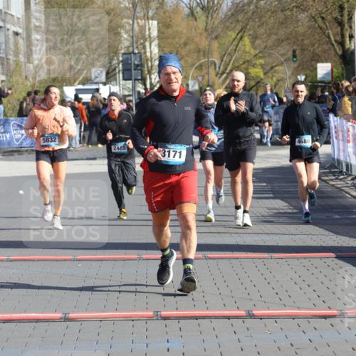 12.04.2026 - 45. Internationalen Wilhelmsburger Insellauf Strokosch-Dieckow http://msf.ph/oto/9453929 12.04.2026 10:41:03 Ziel 3171, 5832, 4680, 4262, 2485, 2883 meine-sportfotos.de