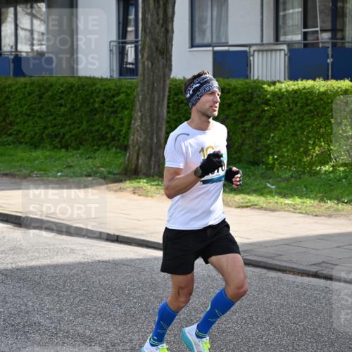 12.04.2026 - 45. Internationalen Wilhelmsburger Insellauf J. Mangold http://msf.ph/oto/9453932 12.04.2026 10:15:53 Ziel 2970, 2405, 3685, 3113, 2487 meine-sportfotos.de