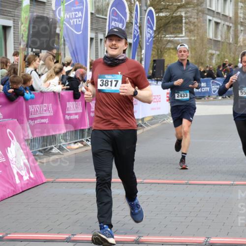 12.04.2026 - 45. Internationalen Wilhelmsburger Insellauf Strokosch-Dieckow http://msf.ph/oto/9453933 12.04.2026 13:05:43 Ziel 3817, 5580, 2433, 5102, 5295 meine-sportfotos.de