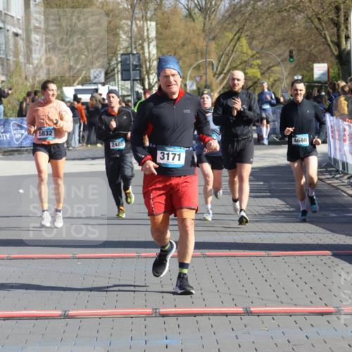 12.04.2026 - 45. Internationalen Wilhelmsburger Insellauf Strokosch-Dieckow http://msf.ph/oto/9453935 12.04.2026 10:41:03 Ziel 3171, 5832, 4680, 4262, 2485, 2883 meine-sportfotos.de