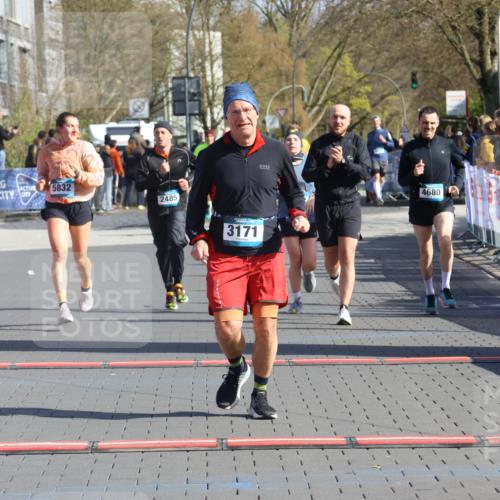 12.04.2026 - 45. Internationalen Wilhelmsburger Insellauf Strokosch-Dieckow http://msf.ph/oto/9453939 12.04.2026 10:41:03 Ziel 3171, 5832, 4680, 4262, 2485, 2883 meine-sportfotos.de