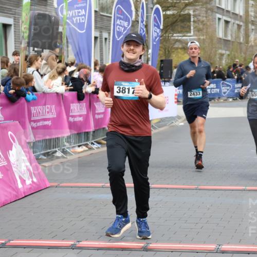 12.04.2026 - 45. Internationalen Wilhelmsburger Insellauf Strokosch-Dieckow http://msf.ph/oto/9453943 12.04.2026 13:05:42 Ziel 3817, 5580, 2433, 5102, 5295 meine-sportfotos.de