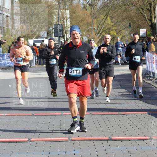12.04.2026 - 45. Internationalen Wilhelmsburger Insellauf Strokosch-Dieckow http://msf.ph/oto/9453944 12.04.2026 10:41:03 Ziel 3171, 5832, 4680, 4262, 2485, 2883 meine-sportfotos.de