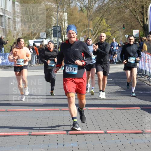 12.04.2026 - 45. Internationalen Wilhelmsburger Insellauf Strokosch-Dieckow http://msf.ph/oto/9453954 12.04.2026 10:41:03 Ziel 3171, 5832, 4680, 4262, 2485, 2883 meine-sportfotos.de