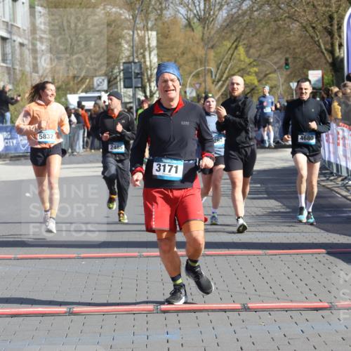 12.04.2026 - 45. Internationalen Wilhelmsburger Insellauf Strokosch-Dieckow http://msf.ph/oto/9453963 12.04.2026 10:41:03 Ziel 3171, 5832, 4680, 4262, 2485, 2883 meine-sportfotos.de