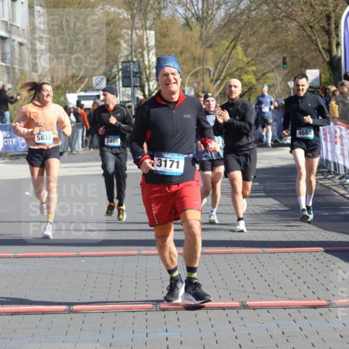 12.04.2026 - 45. Internationalen Wilhelmsburger Insellauf Strokosch-Dieckow http://msf.ph/oto/9453967 12.04.2026 10:41:03 Ziel 3171, 5832, 4680, 4262, 2485, 2883 meine-sportfotos.de