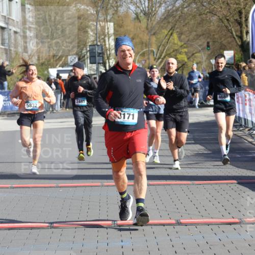 12.04.2026 - 45. Internationalen Wilhelmsburger Insellauf Strokosch-Dieckow http://msf.ph/oto/9453972 12.04.2026 10:41:03 Ziel 3171, 5832, 4680, 4262, 2485, 2883 meine-sportfotos.de
