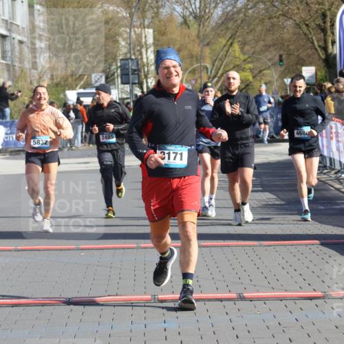 12.04.2026 - 45. Internationalen Wilhelmsburger Insellauf Strokosch-Dieckow http://msf.ph/oto/9453976 12.04.2026 10:41:03 Ziel 3171, 5832, 4680, 4262, 2485, 2883 meine-sportfotos.de