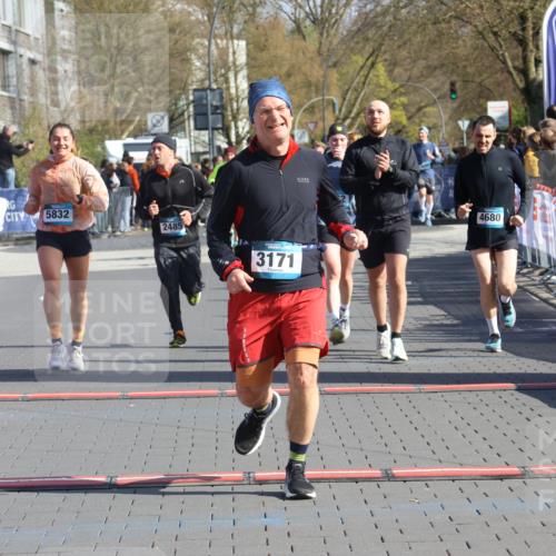 12.04.2026 - 45. Internationalen Wilhelmsburger Insellauf Strokosch-Dieckow http://msf.ph/oto/9453981 12.04.2026 10:41:03 Ziel 3171, 5832, 4680, 4262, 2485, 2883 meine-sportfotos.de