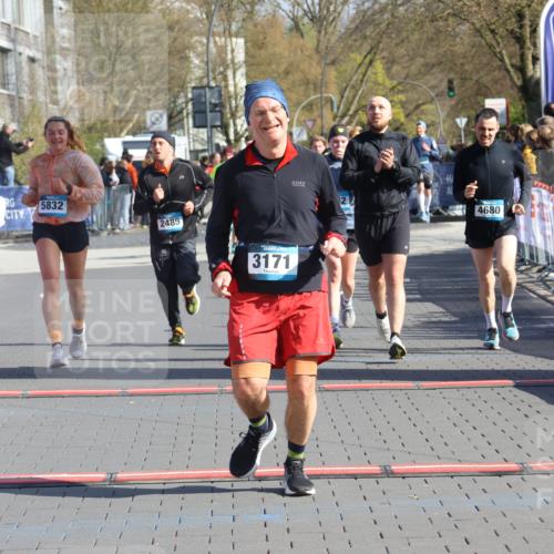 12.04.2026 - 45. Internationalen Wilhelmsburger Insellauf Strokosch-Dieckow http://msf.ph/oto/9453986 12.04.2026 10:41:03 Ziel 3171, 5832, 4680, 4262, 2485, 2883 meine-sportfotos.de