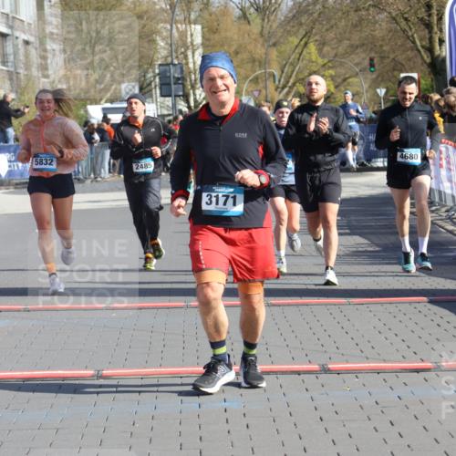 12.04.2026 - 45. Internationalen Wilhelmsburger Insellauf Strokosch-Dieckow http://msf.ph/oto/9453989 12.04.2026 10:41:04 Ziel 3171, 5832, 4680, 4262, 2485, 2883 meine-sportfotos.de