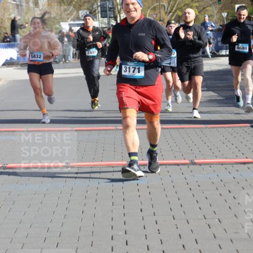 12.04.2026 - 45. Internationalen Wilhelmsburger Insellauf Strokosch-Dieckow http://msf.ph/oto/9453992 12.04.2026 10:41:04 Ziel 3171, 5832, 4680, 4262, 2485, 2883 meine-sportfotos.de