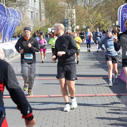 12.04.2026 - 45. Internationalen Wilhelmsburger Insellauf Strokosch-Dieckow http://msf.ph/oto/9454007 12.04.2026 10:41:07 Ziel 3171, 5832, 4680, 4262, 2485, 2883, 4501 meine-sportfotos.de