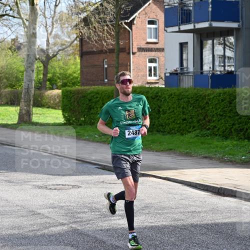 12.04.2026 - 45. Internationalen Wilhelmsburger Insellauf J. Mangold http://msf.ph/oto/9454017 12.04.2026 10:16:26 Ziel 2487, 5676, 3372 meine-sportfotos.de