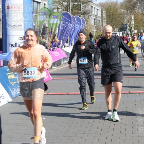12.04.2026 - 45. Internationalen Wilhelmsburger Insellauf Strokosch-Dieckow http://msf.ph/oto/9454024 12.04.2026 10:41:08 Ziel 5832, 4680, 4262, 2485, 2883, 4501, 2633, 2634, 3090 meine-sportfotos.de