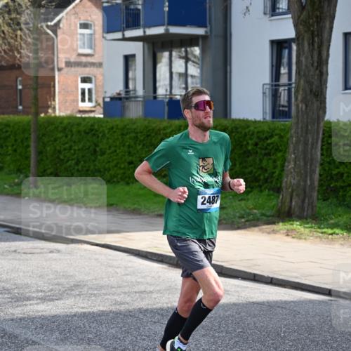 12.04.2026 - 45. Internationalen Wilhelmsburger Insellauf J. Mangold http://msf.ph/oto/9454029 12.04.2026 10:16:26 Ziel 2487, 5676, 3372 meine-sportfotos.de