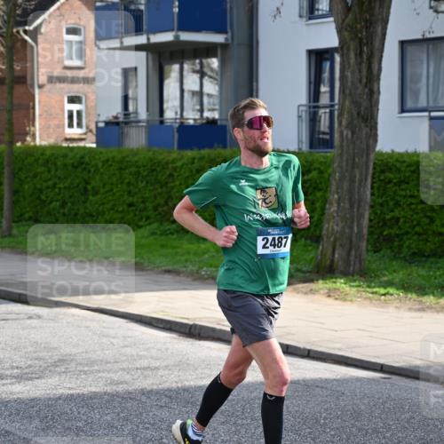 12.04.2026 - 45. Internationalen Wilhelmsburger Insellauf J. Mangold http://msf.ph/oto/9454032 12.04.2026 10:16:26 Ziel 2487, 5676, 3372 meine-sportfotos.de