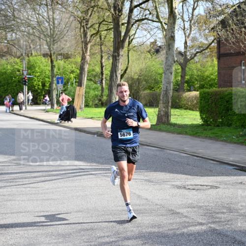 12.04.2026 - 45. Internationalen Wilhelmsburger Insellauf J. Mangold http://msf.ph/oto/9454038 12.04.2026 10:16:38 Ziel 5676, 3372, 3401, 5838, 2819 meine-sportfotos.de